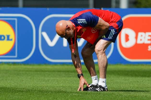 Spain s head coach Luis de la Fuente is seen during the training session of the Spanish national team, Nationalteam held in Donaueschingen, Germany, 19 June 2024. Spain will face Italy in a Euro2024 soccer match on 20 June. Training session of Spain !ACHTUNG: NUR REDAKTIONELLE NUTZUNG!  Copyright: xJJxGuillenx GRAF3055 20240619-55013914158_1