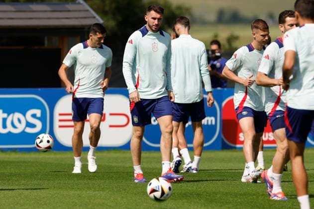 Spain s player Aymeric Laporte (C) is seen during the training session of the Spanish national team, Nationalteam held in Donaueschingen, Germany, 19 June 2024. Spain will face Italy in a Euro2024 soccer match on 20 June. Training session of Spain !ACHTUNG: NUR REDAKTIONELLE NUTZUNG!  Copyright: xJJxGuillenx GRAF3050 20240619-55013914203_1