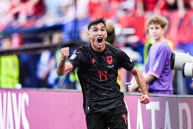 Sport Themen der Woche KW25 Sport Bilder des Tages Torjubel Jubel nach Tor zum 0:1 per Kopfball Qazim Laci (Albanien, 14) GER, Kroatien vs. Albanien, Fussball Europameisterschaft, UEFA EURO, EM, Europameisterschaft,Fussball 2024, Spieltag 2, 19.06.2024 GER, Kroatien vs. Albanien, Fussball Europameisterschaft, UEFA Euro 2024, Spieltag 2, 19.06.2024 Hamburg *** Goal celebration after goal to 0 1 by header Qazim Laci Albania, 14 GER, Croatia vs Albania, European Football Championship, UEFA Euro 2024, match day 2, 19 06 2024 GER, Croatia vs Albania, European Football Championship, UEFA Euro 2024, match day 2, 19 06 2024 Hamburg Copyright: xEibner-Pressefoto MarcelxvonxFehrnx EP_MFN