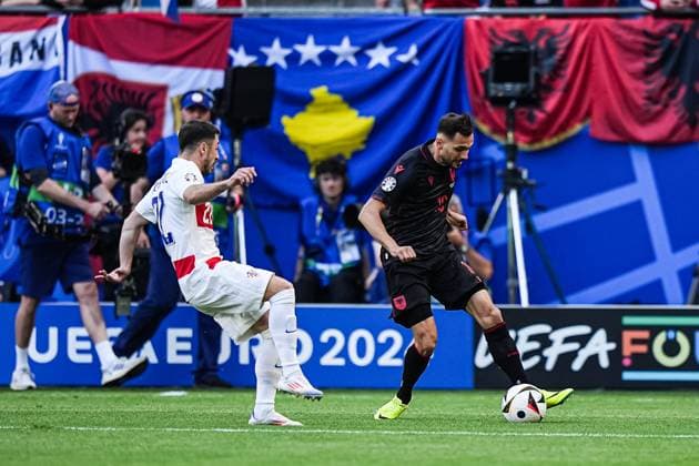 Josip Juranovic (Kroatien, 22), Nedim Bajrami (Albanien, 10) GER, Kroatien vs. Albanien, Fussball Europameisterschaft, UEFA EURO, EM, Europameisterschaft,Fussball 2024, Spieltag 2, 19.06.2024 GER, Kroatien vs. Albanien, Fussball Europameisterschaft, UEFA Euro 2024, Spieltag 2, 19.06.2024 Hamburg Copyright: xEibner-Pressefoto MarcelxvonxFehrnx EP_MFN
