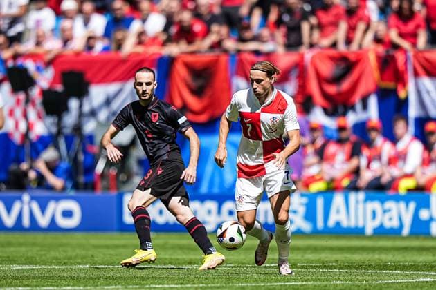 Mario Mitaj (Albanien, 03), Lovro Majer (Kroatien, 07) GER, Kroatien vs. Albanien, Fussball Europameisterschaft, UEFA EURO, EM, Europameisterschaft,Fussball 2024, Spieltag 2, 19.06.2024 GER, Kroatien vs. Albanien, Fussball Europameisterschaft, UEFA Euro 2024, Spieltag 2, 19.06.2024 Hamburg Copyright: xEibner-Pressefoto MarcelxvonxFehrnx EP_MFN