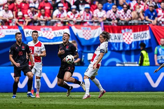 Foul Luka Modric (Kroatien, 10) an Rey Manaj (Albanien, 07) GER, Kroatien vs. Albanien, Fussball Europameisterschaft, UEFA EURO, EM, Europameisterschaft,Fussball 2024, Spieltag 2, 19.06.2024 GER, Kroatien vs. Albanien, Fussball Europameisterschaft, UEFA Euro 2024, Spieltag 2, 19.06.2024 Hamburg Copyright: xEibner-Pressefoto MarcelxvonxFehrnx EP_MFN