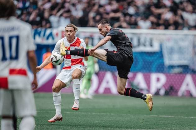 Fußball Herren UEFA-Fußball-Europameisterschaft 2024 Gruppe B Kroatien vs. Albanien 19.06.2024 v.l. Luka Modric ( 10, Kroatien) und Mario Mitaj ( 3, Albanien) in der Luft Hamburg Volksparkstadion Hamburg Deutschland