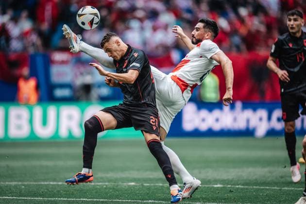 Fußball Herren UEFA-Fußball-Europameisterschaft 2024 Gruppe B Kroatien vs. Albanien 19.06.2024 v.l. Kristjan Asllani ( 21, Albanien) gegen Mateo Kovacic ( 8, Kroatien) Hamburg Volksparkstadion Hamburg Deutschland