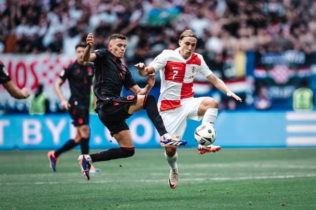 Fußball Herren UEFA-Fußball-Europameisterschaft 2024 Gruppe B Kroatien vs. Albanien 19.06.2024 v.l. Kristjan Asllani ( 21, Albanien) gegen Lovro Majer ( 7, Kroatien) Hamburg Volksparkstadion Hamburg Deutschland
