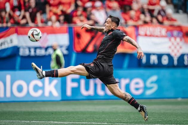 Fußball Herren UEFA-Fußball-Europameisterschaft 2024 Gruppe B Kroatien vs. Albanien 19.06.2024 Qazim Laci ( 14, Albanien) kommt nicht an diesen Ball Hamburg Volksparkstadion Hamburg Deutschland
