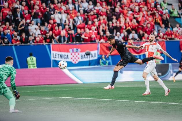 Sport Bilder des Tages Fußball Herren UEFA-Fußball-Europameisterschaft 2024 Gruppe B Kroatien vs. Albanien 19.06.2024 Qazim Laci ( 14, Albanien) köpft den Ball ins Tor zum 1:0 Hamburg Volksparkstadion Hamburg Deutschland