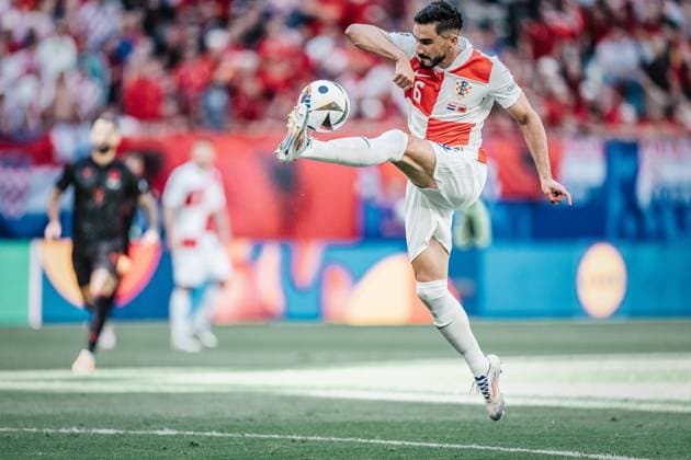 Fußball Herren UEFA-Fußball-Europameisterschaft 2024 Gruppe B Kroatien vs. Albanien 19.06.2024 Josip Sutalo ( 6, Kroatien) nimmt den Ball an Hamburg Volksparkstadion Hamburg Deutschland