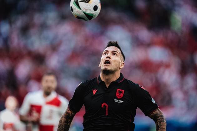Fußball Herren UEFA-Fußball-Europameisterschaft 2024 Gruppe B Kroatien vs. Albanien 19.06.2024 Rey Manaj ( 7, Albanien) mit Blick auf den Ball Hamburg Volksparkstadion Hamburg Deutschland
