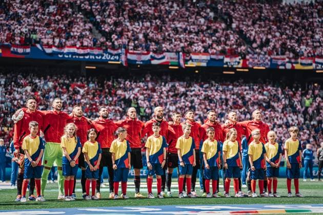 Fußball Herren UEFA-Fußball-Europameisterschaft 2024 Gruppe B Kroatien vs. Albanien 19.06.2024 Die Nationalmannschaft aus Albanien bei der Hymne Hamburg Volksparkstadion Hamburg Deutschland