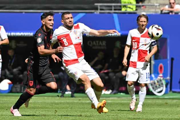 GER, Euro 2024, Group B, Kroatien (HRV) vs Albanien (ALB) 19.06.2024, Volksparkstadion, GER, Euro 2024, Group B, Kroatien (HRV) vs Albanien (ALB) im Bild Mateo Kovacic (HRV 08) versucht sich gegen Qazim Laçi (ALB 14) durchzusetzen