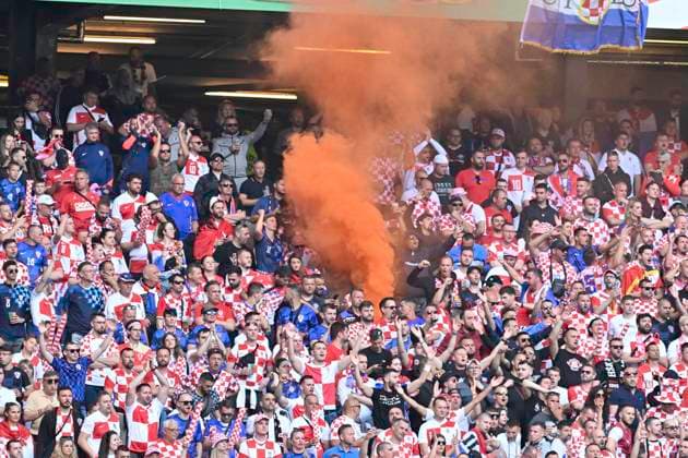 GER, Euro 2024, Group B, Kroatien (HRV) vs Albanien (ALB) 19.06.2024, Volksparkstadion, GER, Euro 2024, Group B, Kroatien (HRV) vs Albanien (ALB) im Bild Feature kroatische Fans zuenden Pyrotechnik
