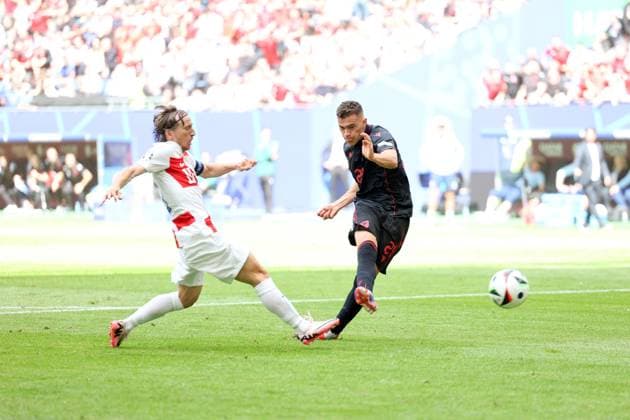 HAMBURG 19.06.2024 MECZ II RUNDA GRUPA B MISTRZOSTW EUROPY 2024: CHORWACJA - ALBANIA --- FIRST ROUND GROUP B UEFA EURO, EM, Europameisterschaft,Fussball 2024 MATCH: CROATIA - ALBANIA LUKA MODRIC KRISTJAN ASLLANI FOT. PIOTR KUCZA FOTOPYK NEWSPIX.PL --- Newspix.pl  240619PZK2025