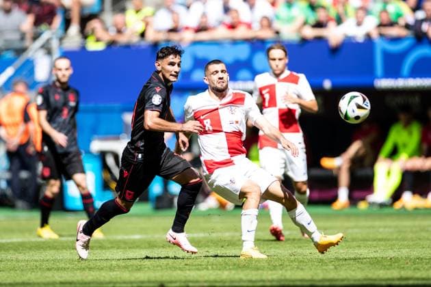 UEFA EURO, EM, Europameisterschaft,Fussball 2024: Albanien - Kroatien; 19.06.2024 Mateo Kovacic (Kroatien, 8), Qazim Laci (Albania, 14) UEFA EURO 2024: Kroatien - Albanien ; Volksparkstadion, Hamburg; 19.06.2024 Copyright: xBEAUTIFULxSPORTS Buriakovx