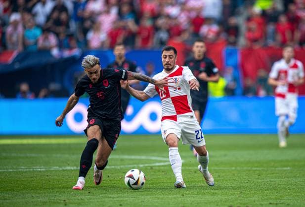 Fussball, Herren, Saison 2023 24, Euro 2024 Gruppe B (2. Spieltag) in Hamburg, Kroatien - Albanien, v.l. Taulant Seferi (Albanien), Josip Juranovic (Kroatien), 19.06. 2024, Copyright: xSebastianxRäppold MatthiasxKochx
