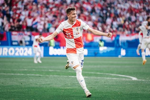 Sport Bilder des Tages Fußball Herren UEFA-Fußball-Europameisterschaft 2024 Gruppe B Kroatien vs. Albanien 19.06.2024 Torjubel Luka Susic ( 25, Kroatien) Hamburg Volksparkstadion Hamburg Deutschland