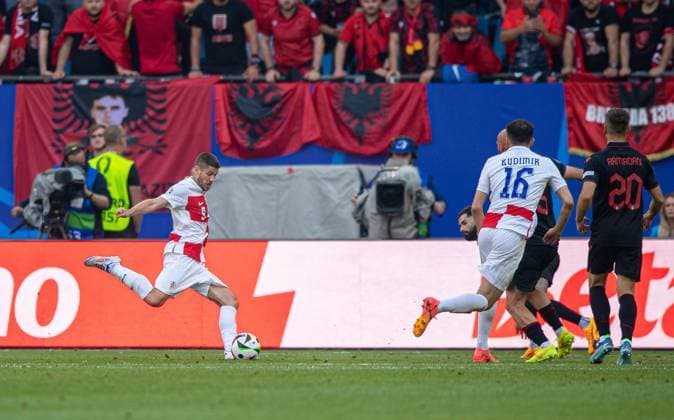 Fussball, Herren, Saison 2023 24, Euro 2024 Gruppe B (2. Spieltag) in Hamburg, Kroatien - Albanien, v.l. Andrej Kramaric (Kroatien) erzielt das Tor zum 1:1, 19.06. 2024, Copyright: xSebastianxRäppold MatthiasxKochx