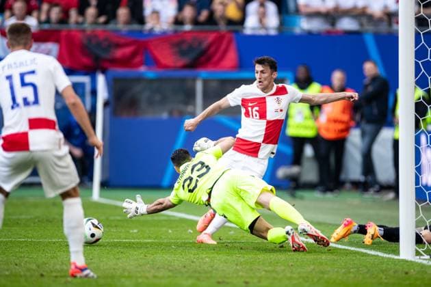 UEFA EURO, EM, Europameisterschaft,Fussball 2024: Albanien - Kroatien; 19.06.2024 Thomas Strakosha (Albania, 23), Ante Budimir (Kroatien, 16) UEFA EURO 2024: Albanien - Kroatien; Volksparkstadion, Hamburg; 19.06.2024 Copyright: xBEAUTIFULxSPORTS Buriakovx