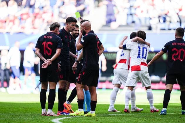 Spieler Albanien diskutieren mit Schiedsrichter nach Tor zum 2:1 Luca Sucic (Kroatien, 25) GER, Kroatien vs. Albanien, Fussball Europameisterschaft, UEFA EURO, EM, Europameisterschaft,Fussball 2024, Spieltag 2, 19.06.2024 GER, Kroatien vs. Albanien, Fussball Europameisterschaft, UEFA Euro 2024, Spieltag 2, 19.06.2024 Hamburg Copyright: xEibner-Pressefoto MarcelxvonxFehrnx EP_MFN