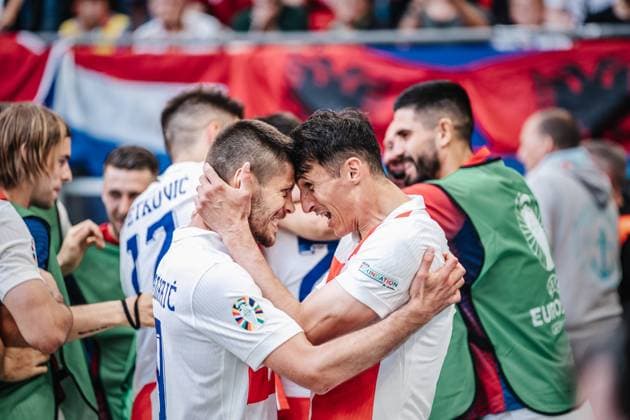 Fußball Herren UEFA-Fußball-Europameisterschaft 2024 Gruppe B Kroatien vs. Albanien 19.06.2024 v.l. Andrej Kramaric ( 9, Kroatien) und Ante Budimir ( 16, Kroatien) jubeln Hamburg Volksparkstadion Hamburg Deutschland