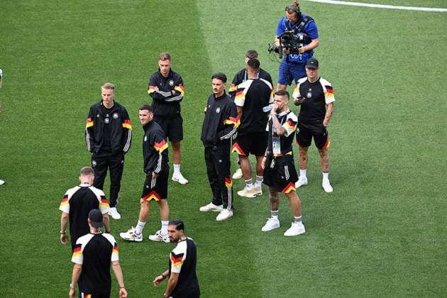 19.06.2024, xjhx, Fussball EM 2024, Deutschland - Ungarn emspor, v.l. Robin Koch (Deutsche Fussball Nationalmannschaft DFB) und Team (UEFA REGULATIONS PROHIBIT ANY USE OF PHOTOGRAPHS as IMAGE SEQUENCES and or QUASI-VIDEO) Stuttgart