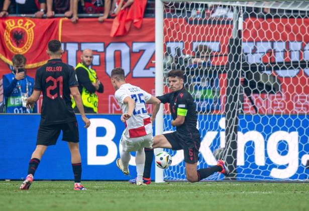 Fussball, Herren, Saison 2023 24, Euro 2024 Gruppe B (2. Spieltag) in Hamburg, Kroatien - Albanien, v.l. Kristjan Asllani (Albanien), Luka Sucic (Kroatien), Berat Djimsiti (Albanien), 19.06. 2024, Copyright: xSebastianxRäppold MatthiasxKochx