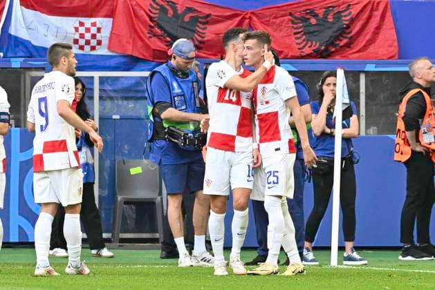 GER, Euro 2024, Group B, Kroatien (HRV) vs Albanien (ALB) 19.06.2024, Volksparkstadion, GER, Euro 2024, Group B, Kroatien (HRV) vs Albanien (ALB) im Bild Andrej Kramaric (HRV 09) schiesst das Tor zum 2-1 fuer Kroatien und jubelt mit der Mannschaft