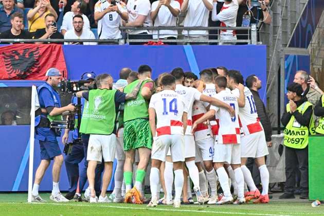 GER, Euro 2024, Group B, Kroatien (HRV) vs Albanien (ALB) 19.06.2024, Volksparkstadion, GER, Euro 2024, Group B, Kroatien (HRV) vs Albanien (ALB) im Bild Andrej Kramaric (HRV 09) schiesst das Tor zum 2-1 fuer Kroatien und jubelt mit der Mannschaft