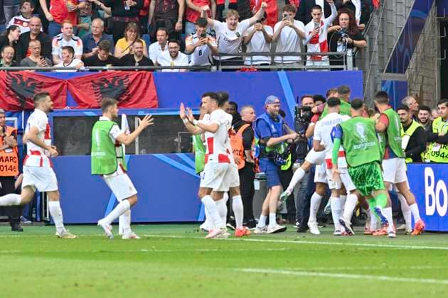 GER, Euro 2024, Group B, Kroatien (HRV) vs Albanien (ALB) 19.06.2024, Volksparkstadion, GER, Euro 2024, Group B, Kroatien (HRV) vs Albanien (ALB) im Bild Andrej Kramaric (HRV 09) schiesst das Tor zum 2-1 fuer Kroatien und jubelt mit der Mannschaft