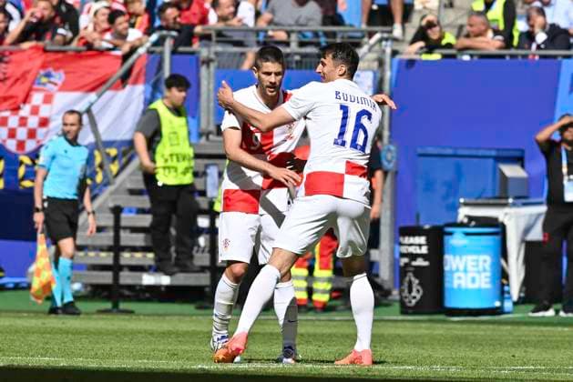 GER, Euro 2024, Group B, Kroatien (HRV) vs Albanien (ALB) 19.06.2024, Volksparkstadion, GER, Euro 2024, Group B, Kroatien (HRV) vs Albanien (ALB) im Bild Andrej Kramaric (HRV 09) schiesst den Ausgleich zum 1-1 fuer Kroatien und jubelt mit der Mannschaft
