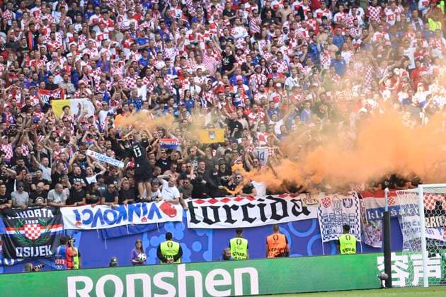 GER, Euro 2024, Group B, Kroatien (HRV) vs Albanien (ALB) 19.06.2024, Volksparkstadion, GER, Euro 2024, Group B, Kroatien (HRV) vs Albanien (ALB) im Bild Feature kroatische Fans zuenden Pyrotechnik