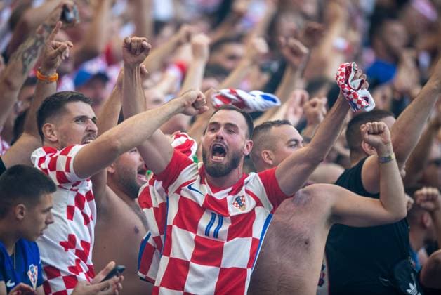 Fussball, Herren, Saison 2023 24, Euro 2024 Gruppe B (2. Spieltag) in Hamburg, Kroatien - Albanien, kroatische Fans jubeln nach Tor zum 2:1, 19.06. 2024, *** Football, men, season 2023 24, Euro 2024 Group B 2 matchday in Hamburg, Croatia Albania, Croatian fans cheer after goal to 2 1, 19 06 2024, Copyright: xSebastianxRäppold MatthiasxKochx