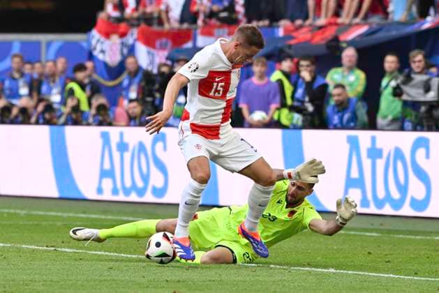 GER, Euro 2024, Group B, Kroatien (HRV) vs Albanien (ALB) 19.06.2024, Volksparkstadion, GER, Euro 2024, Group B, Kroatien (HRV) vs Albanien (ALB) im Bild Mario Paöalic (HRV 15) versucht sich gegen den Torhueter Thomas Strakosha (ALB 23) durchzusetzen
