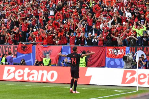 GER, Euro 2024, Group B, Kroatien (HRV) vs Albanien (ALB) 19.06.2024, Volksparkstadion, GER, Euro 2024, Group B, Kroatien (HRV) vs Albanien (ALB) im Bild Qazim Laçi (ALB 14) schiesst das Tor zum 1-0 fuer Albanien vorbei an Torhueter Dominik Livakovic(HRV 01) und jubelt mit den Fans