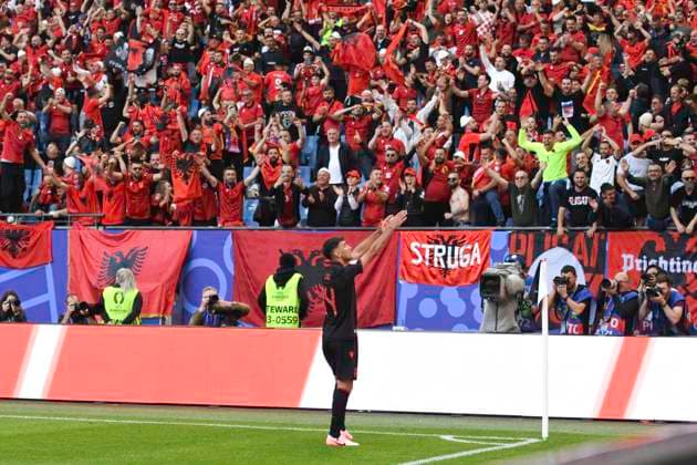 GER, Euro 2024, Group B, Kroatien (HRV) vs Albanien (ALB) 19.06.2024, Volksparkstadion, GER, Euro 2024, Group B, Kroatien (HRV) vs Albanien (ALB) im Bild Qazim Laçi (ALB 14) schiesst das Tor zum 1-0 fuer Albanien vorbei an Torhueter Dominik Livakovic(HRV 01) und jubelt mit den Fans