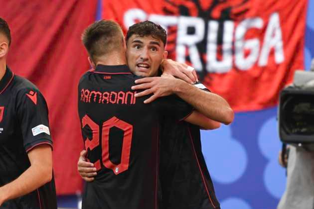 GER, Euro 2024, Group B, Kroatien (HRV) vs Albanien (ALB) 19.06.2024, Volksparkstadion, GER, Euro 2024, Group B, Kroatien (HRV) vs Albanien (ALB) im Bild Qazim Laçi (ALB 14) schiesst das Tor zum 1-0 fuer Albanien vorbei an Torhueter Dominik Livakovic(HRV 01) und jubelt mit der Mannschaft
