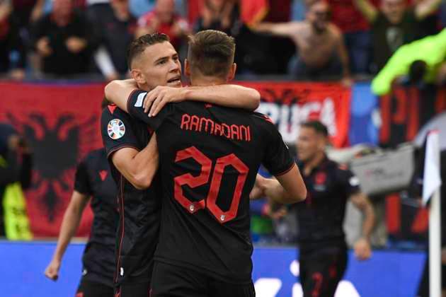 GER, Euro 2024, Group B, Kroatien (HRV) vs Albanien (ALB) 19.06.2024, Volksparkstadion, GER, Euro 2024, Group B, Kroatien (HRV) vs Albanien (ALB) im Bild Qazim Laçi (ALB 14) schiesst das Tor zum 1-0 fuer Albanien vorbei an Torhueter Dominik Livakovic(HRV 01) und jubelt mit der Mannschaft