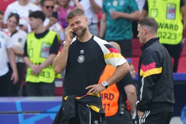 Niclas Füllkrug (Deutschland Germany, 09) telefoniert gut gelaunt - Stuttgart 19.06.2024: Deutschland vs. Ungarn, EURO2024, Gruppe A, M14, EM-Arena Stuttgart