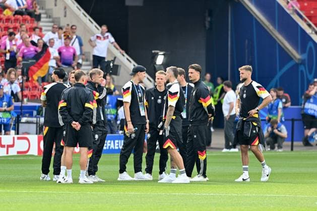 19.06.2024, xsltx, Fussball EM 2024, Deutschland - Ungarn emspor, v.l. DFB Team bei der Platzbegehung (DFL DFB REGULATIONS PROHIBIT ANY USE OF PHOTOGRAPHS as IMAGE SEQUENCES and or QUASI-VIDEO) Stuttgart