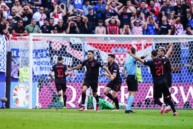 Torjubel Jubel Albanien nach Tor zum 2:2 Klaus Gjasula (Albanien, 08) GER, Kroatien vs. Albanien, Fussball Europameisterschaft, UEFA EURO, EM, Europameisterschaft,Fussball 2024, Spieltag 2, 19.06.2024 GER, Kroatien vs. Albanien, Fussball Europameisterschaft, UEFA Euro 2024, Spieltag 2, 19.06.2024 Hamburg Copyright: xEibner-Pressefoto MarcelxvonxFehrnx EP_MFN