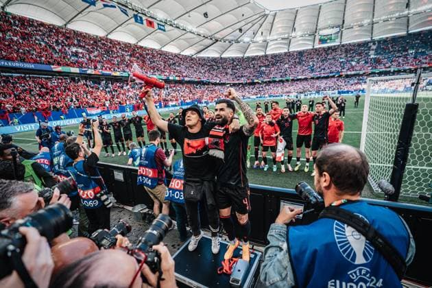 Fußball Herren UEFA-Fußball-Europameisterschaft 2024 Gruppe B Kroatien vs. Albanien 19.06.2024 Elseid Hysaj ( 4, Albanien) feiert mit den Fans Hamburg Volksparkstadion Hamburg Deutschland