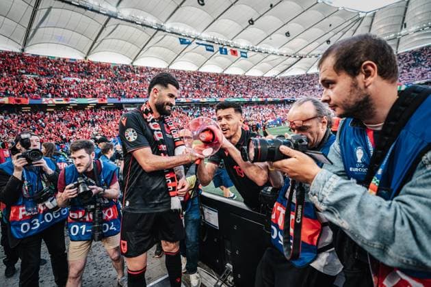 Fußball Herren UEFA-Fußball-Europameisterschaft 2024 Gruppe B Kroatien vs. Albanien 19.06.2024 Elseid Hysaj ( 4, Albanien) und Mirlind Daku ( 19, Albanien) feiern mit den Fans nach dem Sieg Hamburg Volksparkstadion Hamburg Deutschland