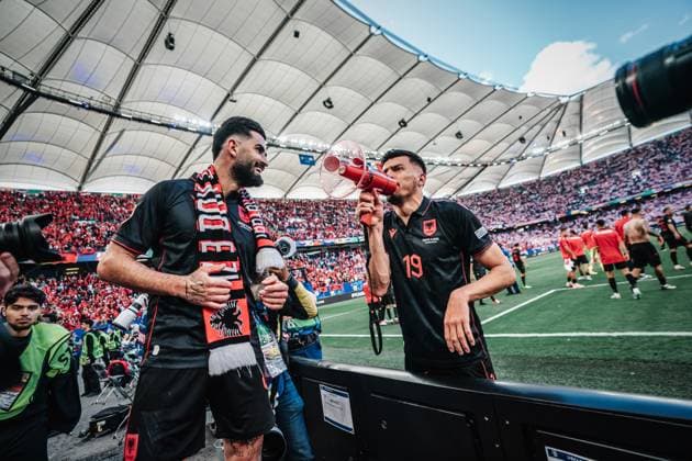 Fußball Herren UEFA-Fußball-Europameisterschaft 2024 Gruppe B Kroatien vs. Albanien 19.06.2024 Elseid Hysaj ( 4, Albanien) und Mirlind Daku ( 19, Albanien) feiern mit den Fans nach dem Sieg Hamburg Volksparkstadion Hamburg Deutschland