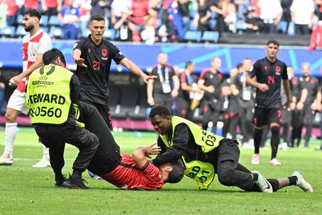 GER, Euro 2024, Group B, Kroatien (HRV) vs Albanien (ALB) 19.06.2024, Volksparkstadion, GER, Euro 2024, Group B, Kroatien (HRV) vs Albanien (ALB) im Bild Feature ein albanischer Flitzer wird von den Sicherheitskraeften zu Fall gebracht