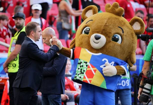BAU 19.06.2024 Stuttgart Fußball EM 2024 Deutschland vs. Ungarn, v.l. Turnierdirektor Philipp Lahm und das EM-Maskottchen Albärt