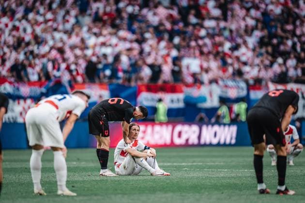 Fußball Herren UEFA-Fußball-Europameisterschaft 2024 Gruppe B Kroatien vs. Albanien 19.06.2024 v.l. Arber Hoxha ( 26, Albanien) probiert Luka Modric ( 10, Kroatien) aufzuheitern nach dem Spiel Hamburg Volksparkstadion Hamburg Deutschland