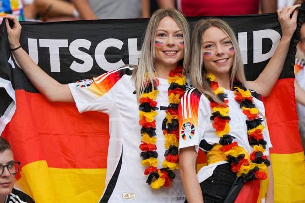 Deutsche Fans freuen sich auf das Spiel - Stuttgart 19.06.2024: Deutschland vs. Ungarn, EURO2024, Gruppe A, M14, EM-Arena Stuttgart