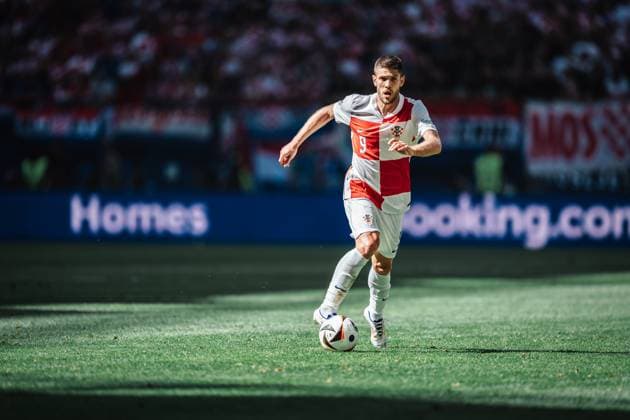 Fußball Herren UEFA-Fußball-Europameisterschaft 2024 Gruppe B Kroatien vs. Albanien 19.06.2024 Andrej Kramaric ( 9, Kroatien) mit dem Ball Hamburg Volksparkstadion Hamburg Deutschland