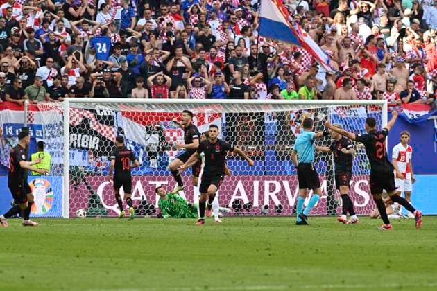 GER, Euro 2024, Group B, Kroatien (HRV) vs Albanien (ALB) 19.06.2024, Volksparkstadion, GER, Euro 2024, Group B, Kroatien (HRV) vs Albanien (ALB) im Bild Klaus Gjasula (ALB 08) schiesst das Tor zum 2-2 fuer Albanien vorbei an Torhueter Dominik Livakovic(HRV 01) und jubelt mit der Mannschaft