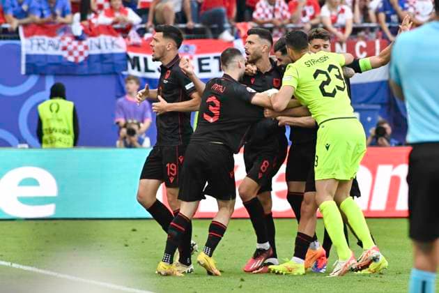 GER, Euro 2024, Group B, Kroatien (HRV) vs Albanien (ALB) 19.06.2024, Volksparkstadion, GER, Euro 2024, Group B, Kroatien (HRV) vs Albanien (ALB) im Bild Klaus Gjasula (ALB 08) schiesst das Tor zum 2-2 fuer Albanien vorbei an Torhueter Dominik Livakovic(HRV 01) und jubelt mit der Mannschaft